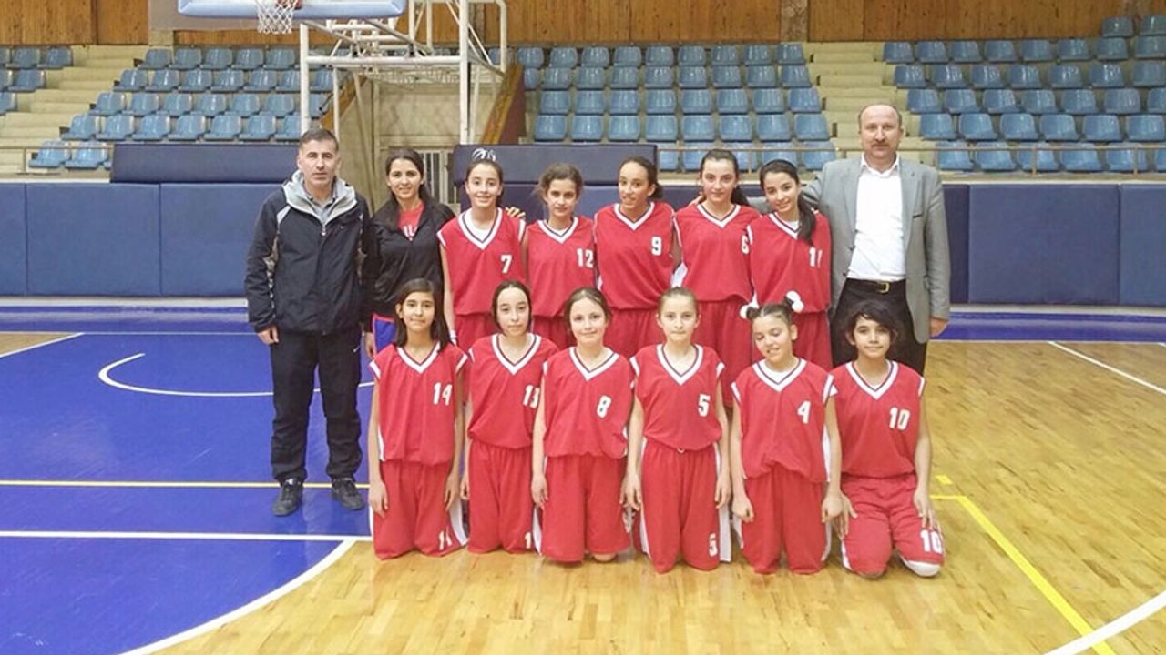 ATATÜRK ORTAOKULU KÜÇÜK KIZLAR'DA İL BİRİNCİSİ