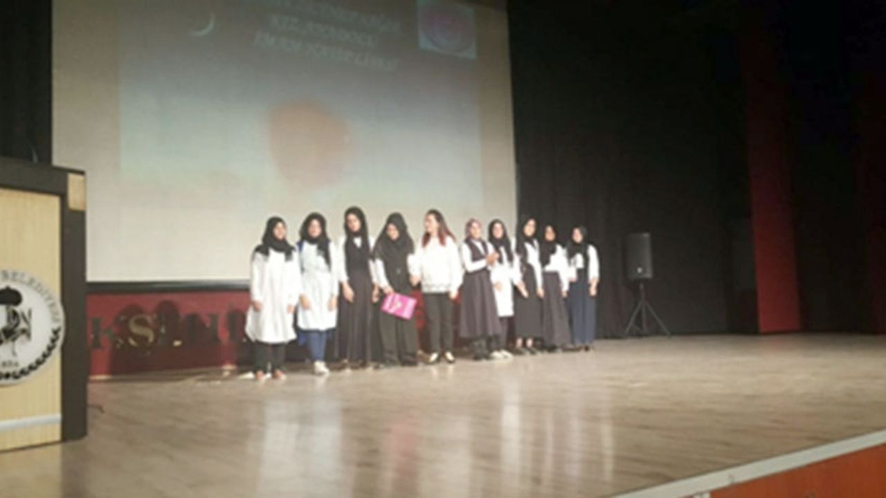 ŞEHİT ZEYNEP SAĞIR KIZ ANADOLU İMAM HATİP LİSESİNİN ŞİİR DİNLETİSİ VE EBRU SERGİSİ