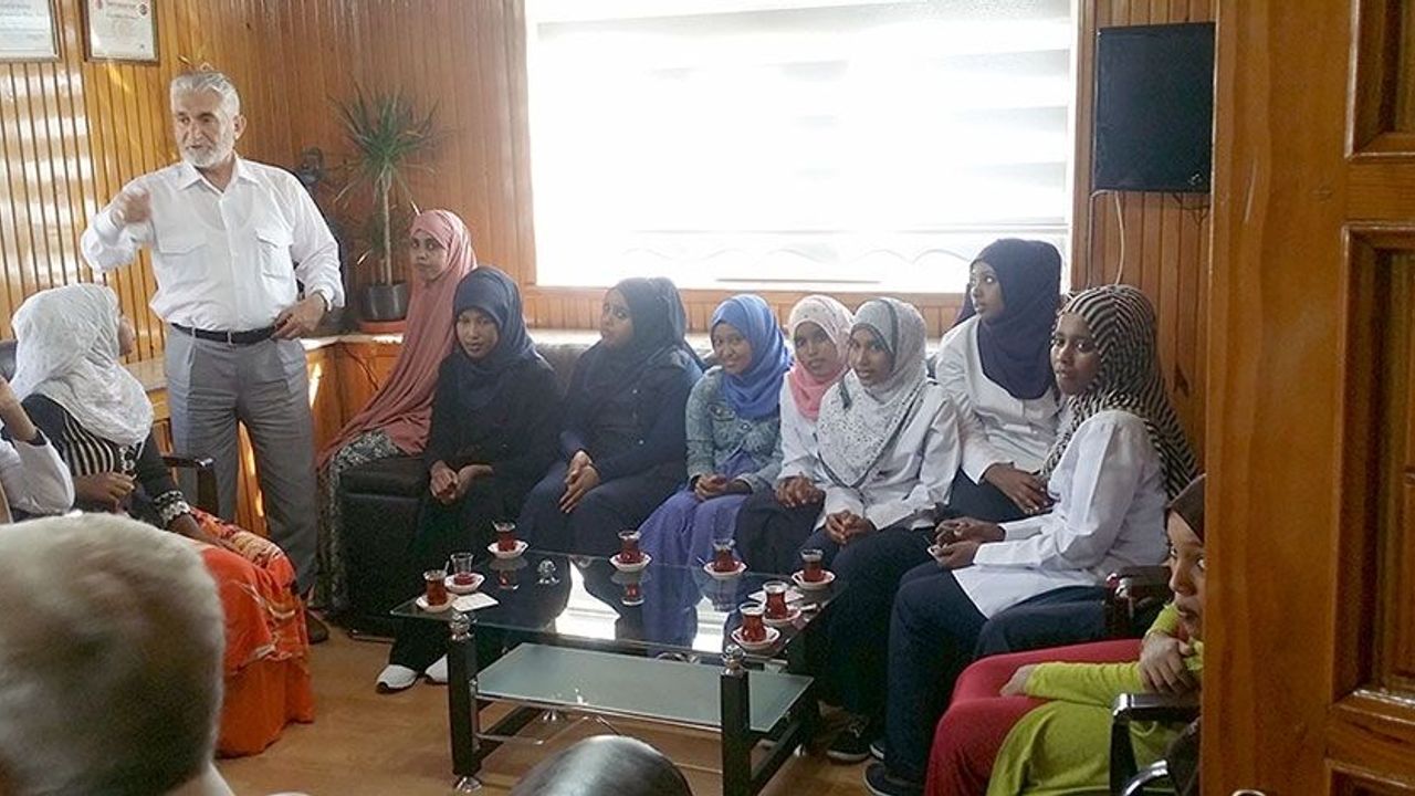 Somalili öğrencilerden Müftü Karabey Özdemir'e veda ziyareti