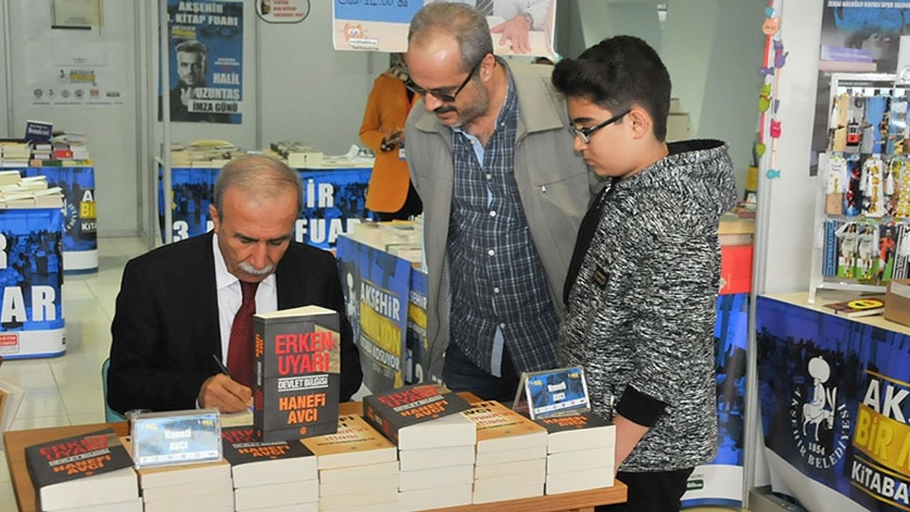 YAZAR AVCI VE İĞCİ FUAR'DA KİTAPLARINI İMZALADI