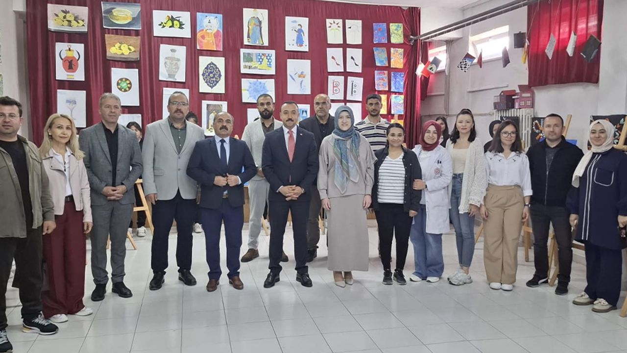Yunak Cemal Karacan Anadolu Lisesi'nden Yıl Sonu Resim Sergisi