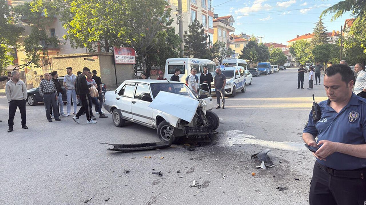 Motosiklet ile Otomobil Çarpıştı: 2 Yaralı