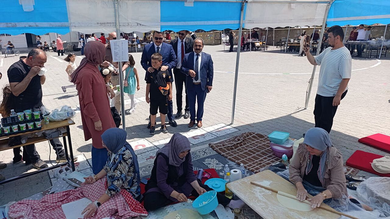 Yunak Atatürk İlkokulu'ndan Kermes