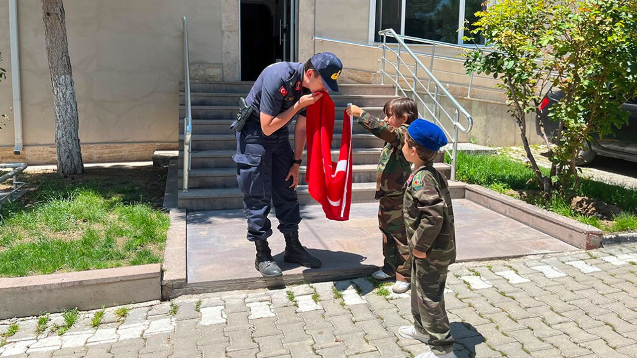Yunak'ta Anaokulu Öğrencilerinden Jandarmaya Ziyaret