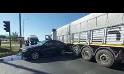 OTOMOBİL İLE TIR ÇARPIŞTI: 1 YARALI