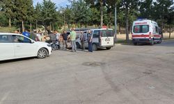 EHLİYETSİZ MOTOSİKLET SÜRÜCÜSÜ TİCARİ ARAÇLA ÇARPTI