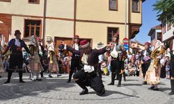 HALK DANSLARI GÖSTERİLERİNE YOĞUN İLGİ