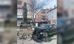 Tarık Buğra Heykeline Otomobil Çarptı