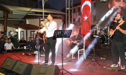 Cumhuriyet Meydanı Şarkılarla Coştu
