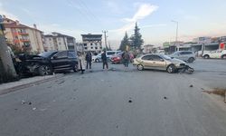 İki Otomobil Çarpıştı 6 Yaralı