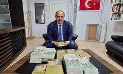 PROF. DR. Ürün'den Yunak Okullarına Kitap Armağanı