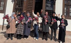 MHP Akşehir Kadın Kolları’ndan 8 Mart’ta Karanfil Dağıtımı