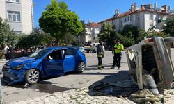 İstasyon Mahallesi’nde İki Otomobil Çarpıştı: 3 Yaralı