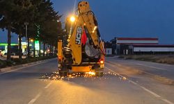 Kepçe Yüklü Araç Yolda Kıvılcım Çıkardı