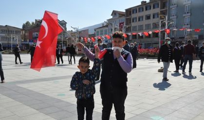 KUTLAMALAR ÇELENK SUNMA İLE BAŞLADI (FOTOĞRAFLAR İÇİN TIKLAYINIZ)