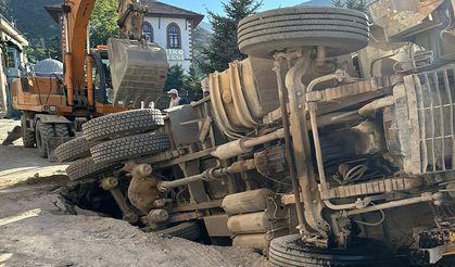 BELEDİYE’NİN KAZDIĞI YOL GÖÇTÜ, KAMYON YAN YATTI