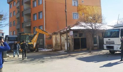 Yunak'ta Metruk Binaların Yıkımına Başlandı