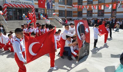 Minik Yürekler Gözlerindeki Umutla Bayrama Renk Kattı