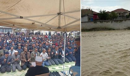Yağmur Duasında Vatandaşlar Sağanağa Yakalandı