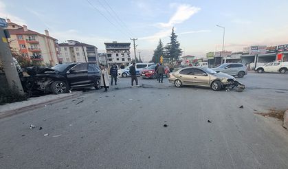 İki Otomobil Çarpıştı 6 Yaralı