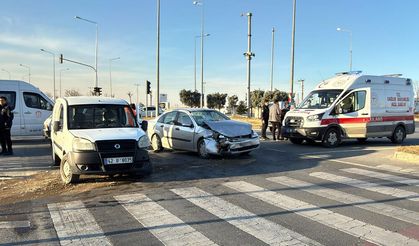 Karayolu Kavşağında Trafik Kazası 3 Yaralı