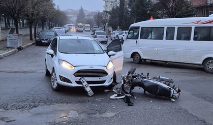 Otomobil ile Motosiklet Çarpıştı: 1 Yaralı