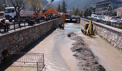 Belediye’den Dere Yatağında Temizlik Çalışması