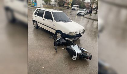 Otomobil ile Elektrikli Bisiklet Çarpıştı: 2 Yaralı