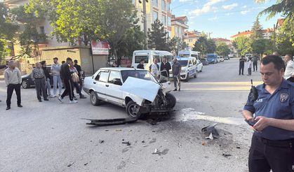 Motosiklet ile Otomobil Çarpıştı: 2 Yaralı