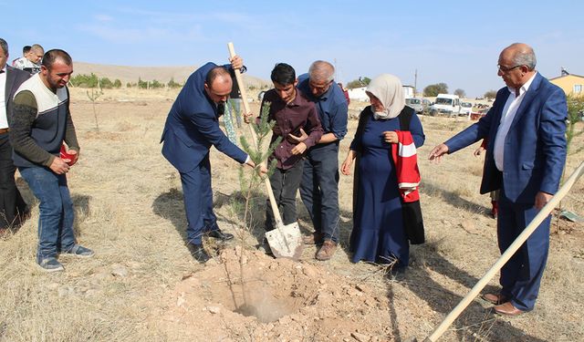 YUNAK'TA ÖZEL ÖĞRENCILERDEN 100. YILDA 100 AĞAÇ