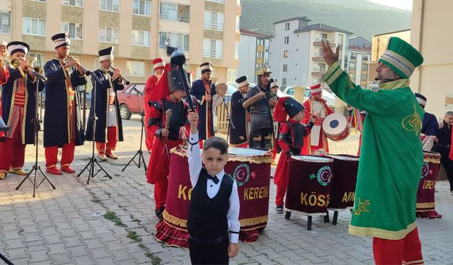 ÖZDEN KARDEŞLER ERKEKLİĞE İLK ADIMLARINI ATTILAR