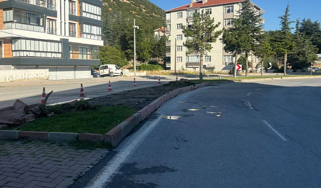 GARNİZONA YAKIN KAVŞAK TRAFİĞE KAPATILDI