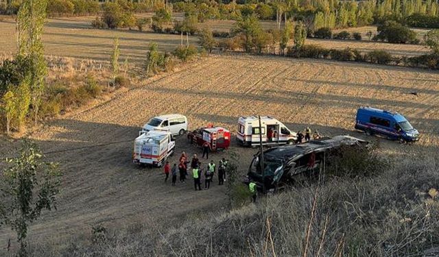 ŞARAMPOLE DEVRİLEN YOLCU OTOBÜSÜNDE 21 KİŞİ YARALANDI