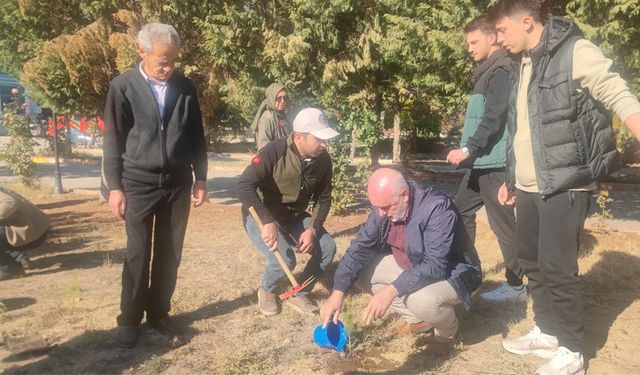 MÜHENDİSLİK VE MİMARLIK FAKÜLTESİ’NDEN FİDAN DİKME ETKİNLİĞİ