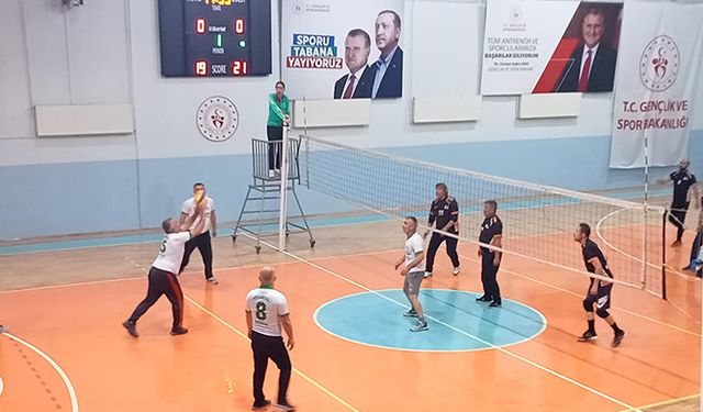 ÖĞRETMENLER ARASI VOLEYBOL TURNUVASI BAŞLADI