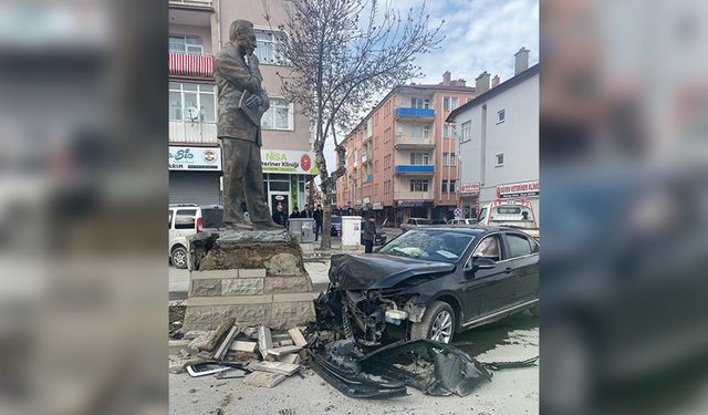 Tarık Buğra Heykeline Otomobil Çarptı