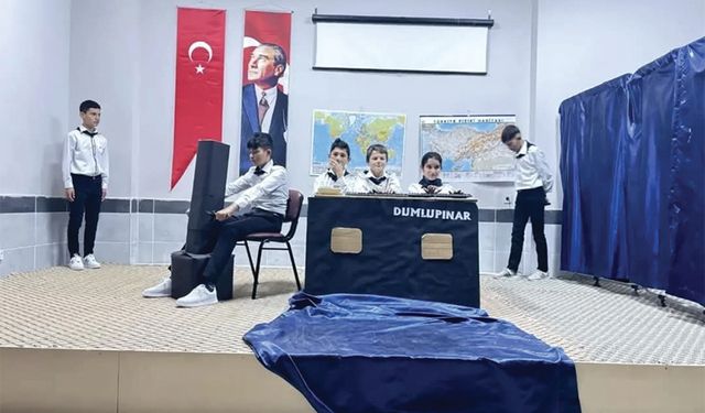 Yunak'ta Çanakkale Tiyatrosu Sergilendi