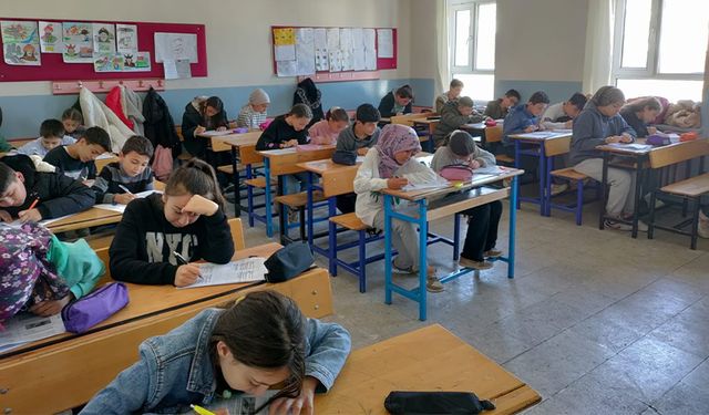 Öğrencileri Bursluluk Sınavına Hazırlıyorlar