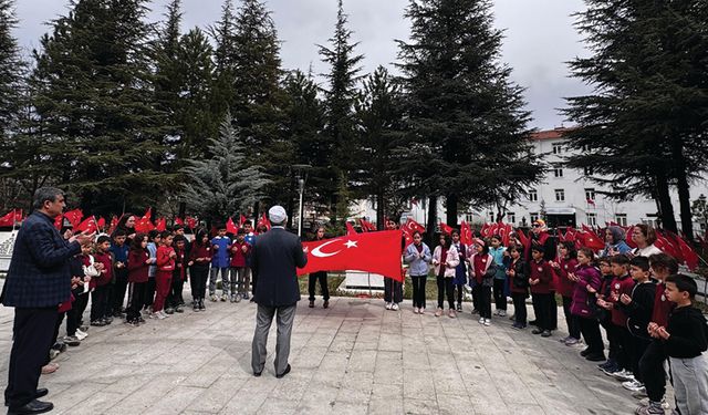 Hüseyin Tekiner İlkokulu, 18 Mart'ta Akşehir Şehitliği'ni Ziyaret Etti