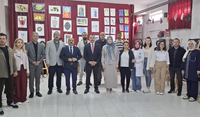 Yunak Cemal Karacan Anadolu Lisesi'nden Yıl Sonu Resim Sergisi