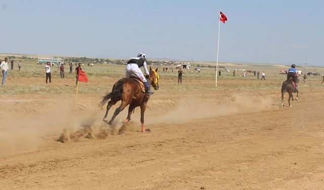 Tuzlukçu'da Geleneksel Mahalli At Yarışları Coşkuyla Gerçekleştirildi