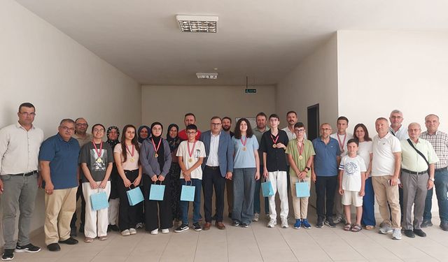 LGS’de Yüzde 1’lik Dilime Giren Akşehirli Öğrenciler Ödüllendirildi