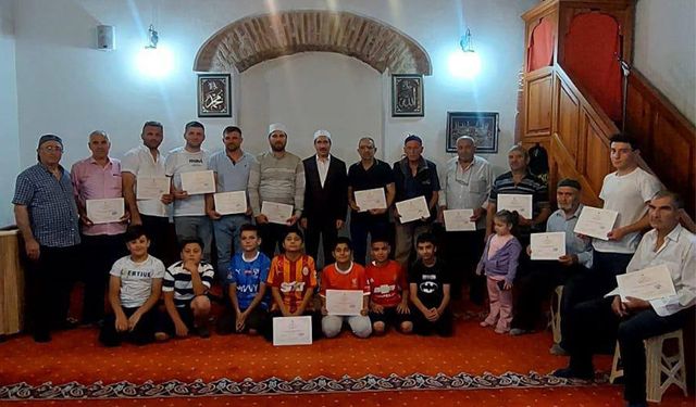 “Camilerde Kur’an Öğretimi” Tamamlayanlara Belgeleri Verildi
