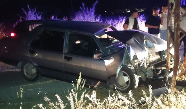 Direksiyon Hâkimiyetini Kaybetti Elektrik Direğine Çarptı