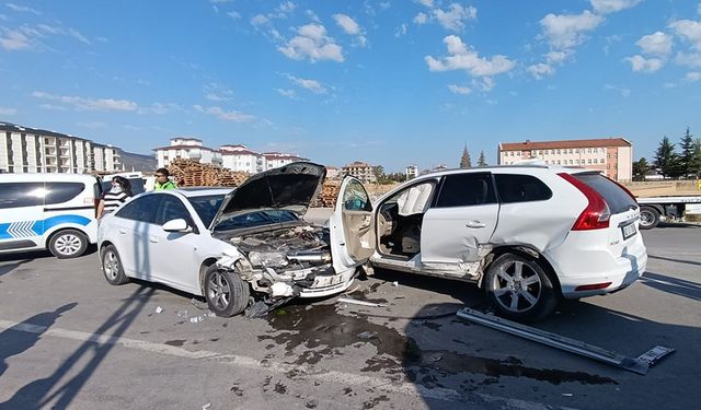 Adnan Menderes Caddesi’nde Yaralanmalı Trafik Kazası