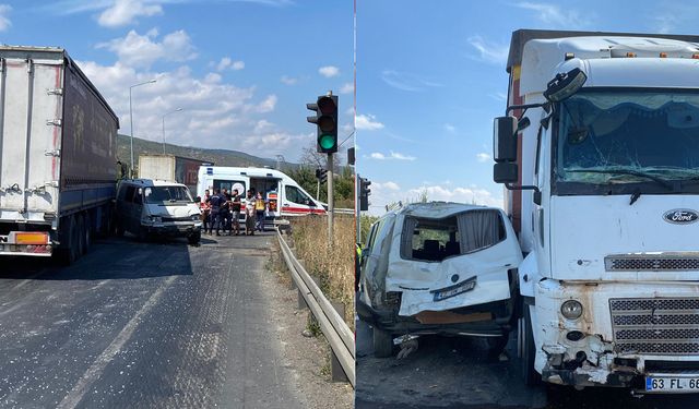 Atakent Kavşağında Trafik Kazası 2 Yaralı