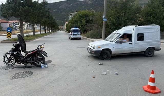 Motosiklet ile Otomobil Çarpıştı Bir Yaralı
