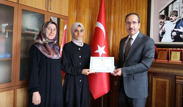 Müftülükten Stajını Tamamlayan Öğrenciye Belge ve Hediye