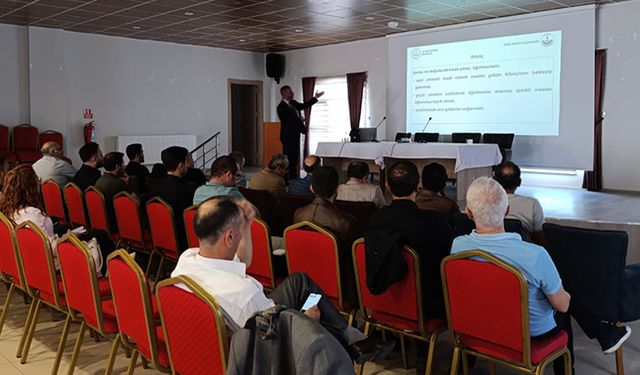Yunak'ta Okul Müdürlerine Yeni Yönerge Tanıtıldı