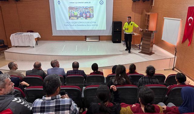 Yunak'ta Okul Geçidi Görevlisi Eğitimi